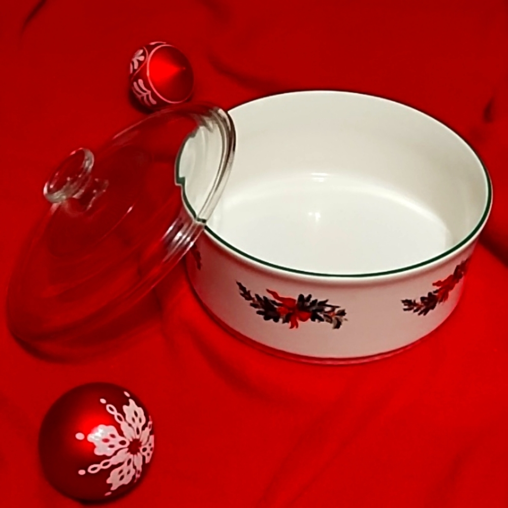 Christmas Heritage 2.5 Quart Round Covered Baker